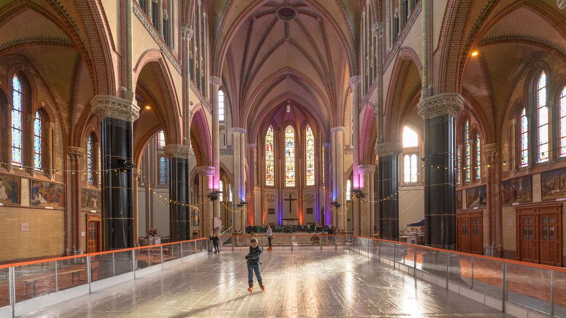 De Goudse IJsbaan in de Gouwekerk, winter 2018.