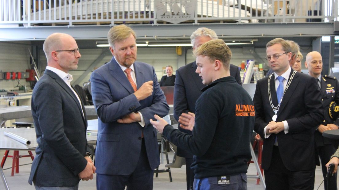 Student Daan van Veluwen mocht in gesprek met de koning, tijdens zijn bezoek aan de haven van Meppel