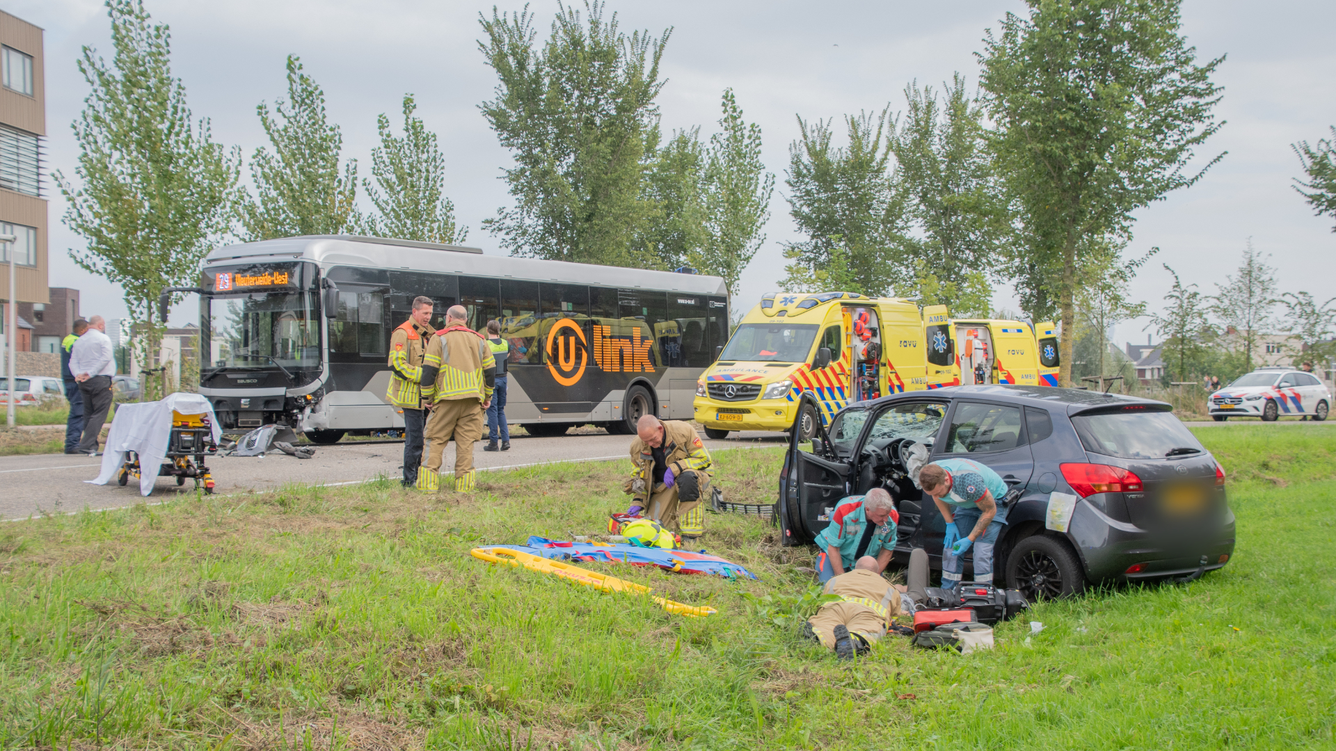 Botsing tussen lijnbus en auto, meerdere gewonden