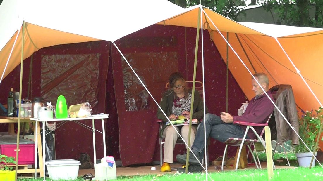 Ondanks het weer is het al druk op de camping