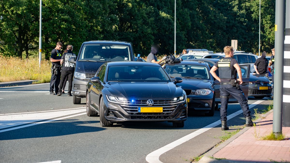 112 Nieuws: Verkeerspolitie rijdt auto klem op afrit A1 bij Deventer