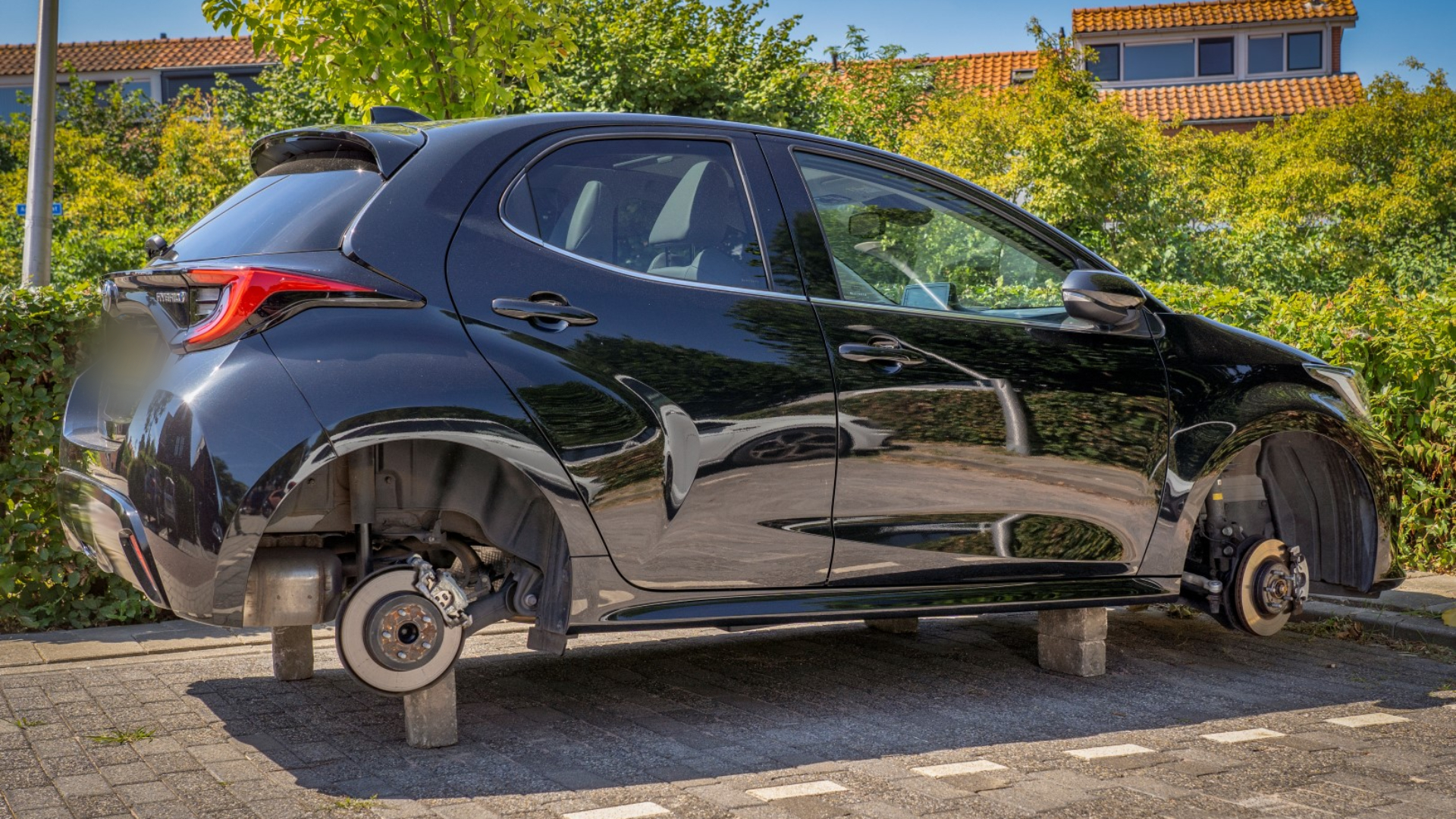 De banden van de auto werden gestolen en vervangen voor klinkers.