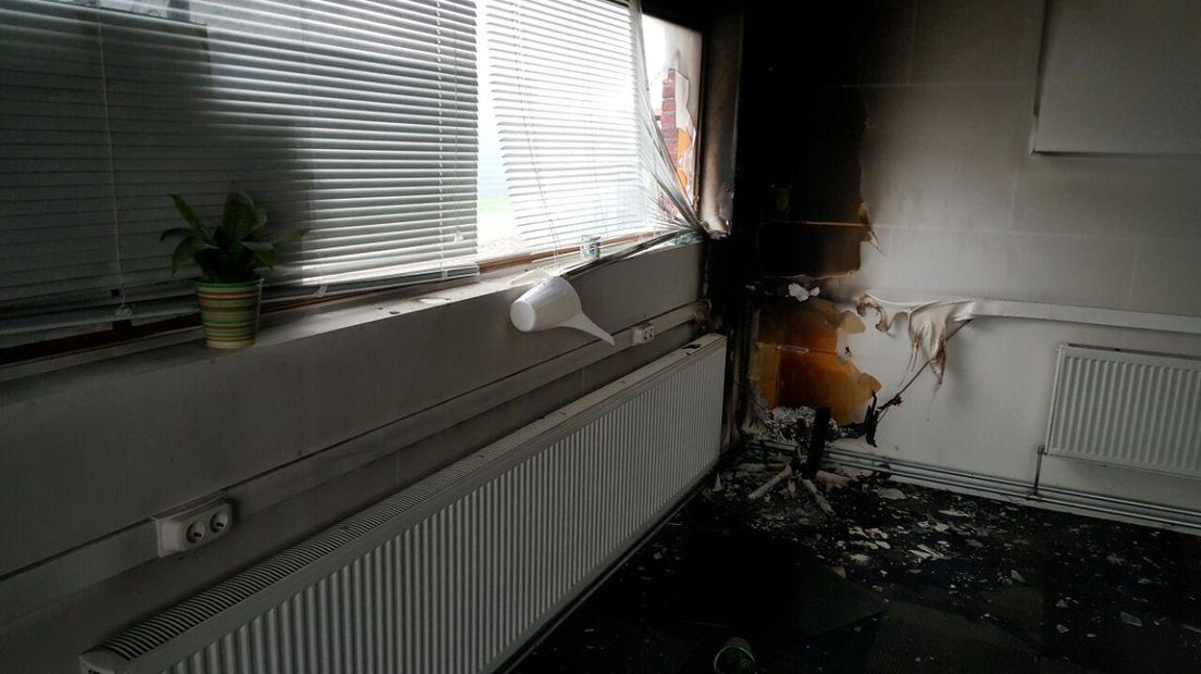 Vanochtend werd een brandend voorwerp naar binnen gegooid (Rechten: Nico Swart / RTV Drenthe)