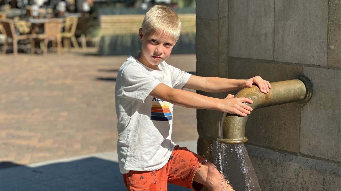 's-Gravenzandse dorpspomp geeft verkoeling