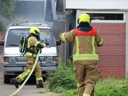 De brandweer kon voorkomen dat de brand oversloeg naar de woning naast de bestelbus.