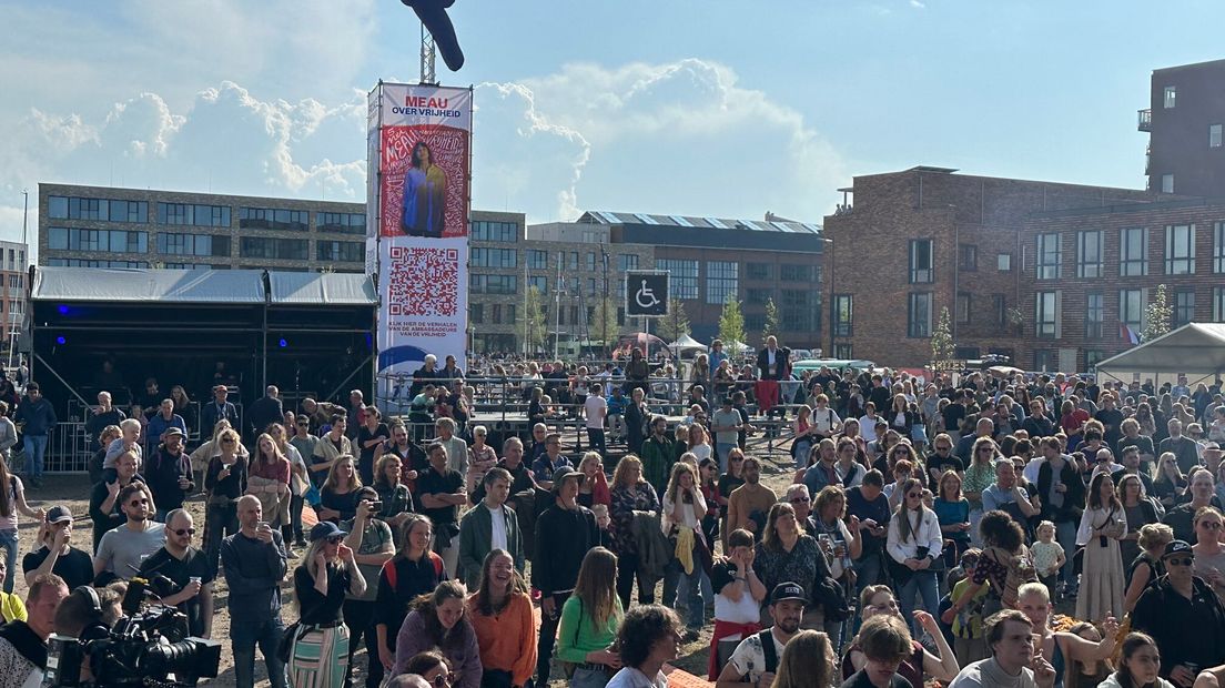 Drukte bij het hoofdpodium aan het einde van de middag bij het Bevrijdingsfestival