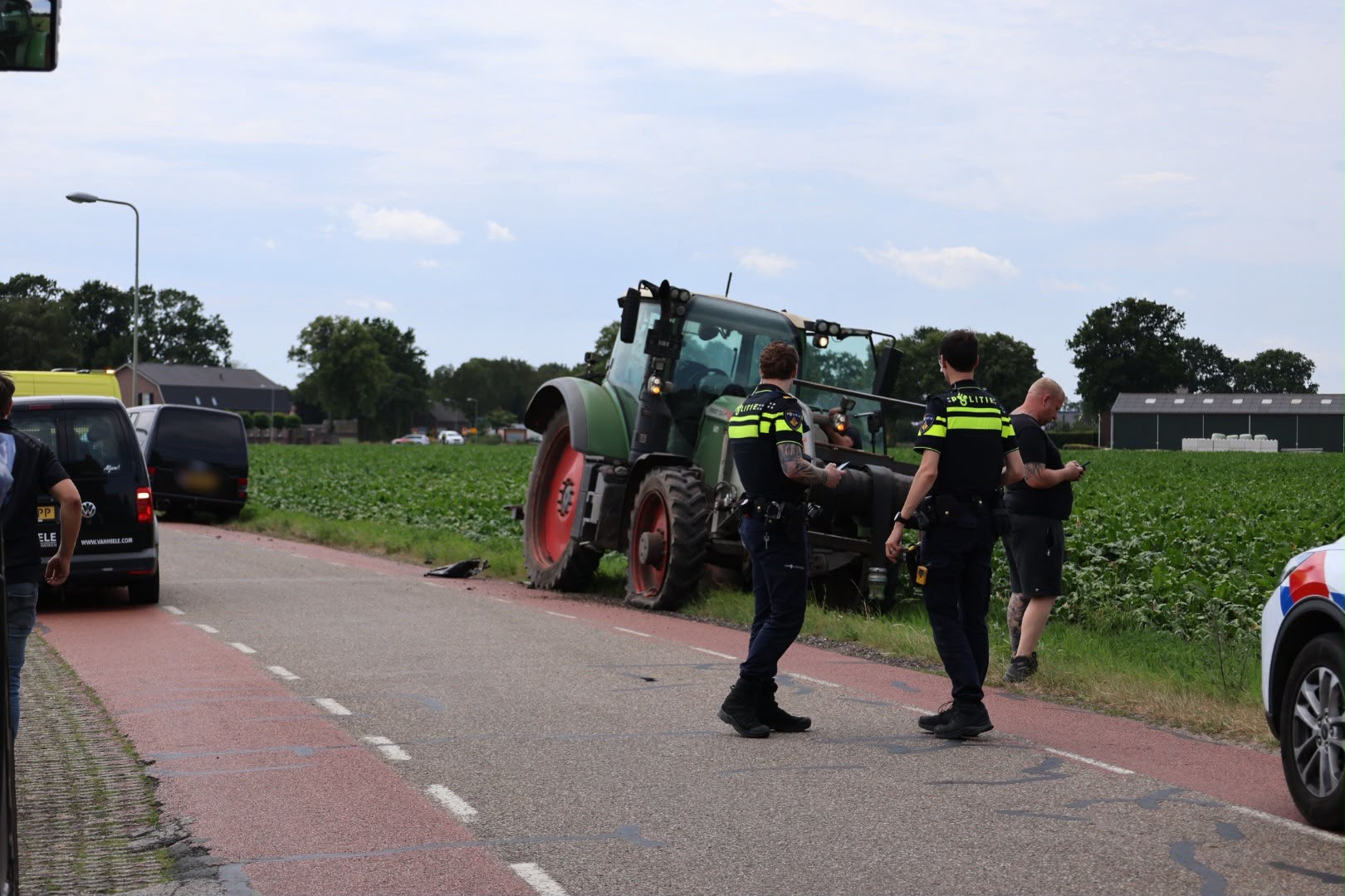 Het zwaar beschadigde busje na de botsing met de tractor in Heide