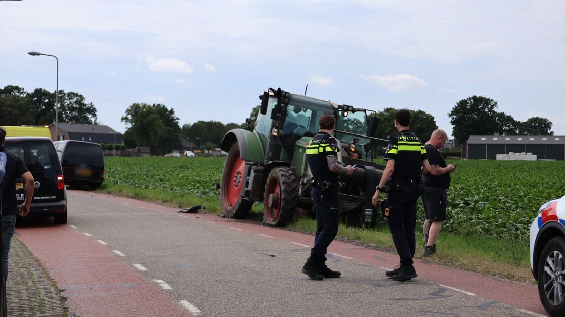 Het zwaar beschadigde busje na de botsing met de tractor in Heide