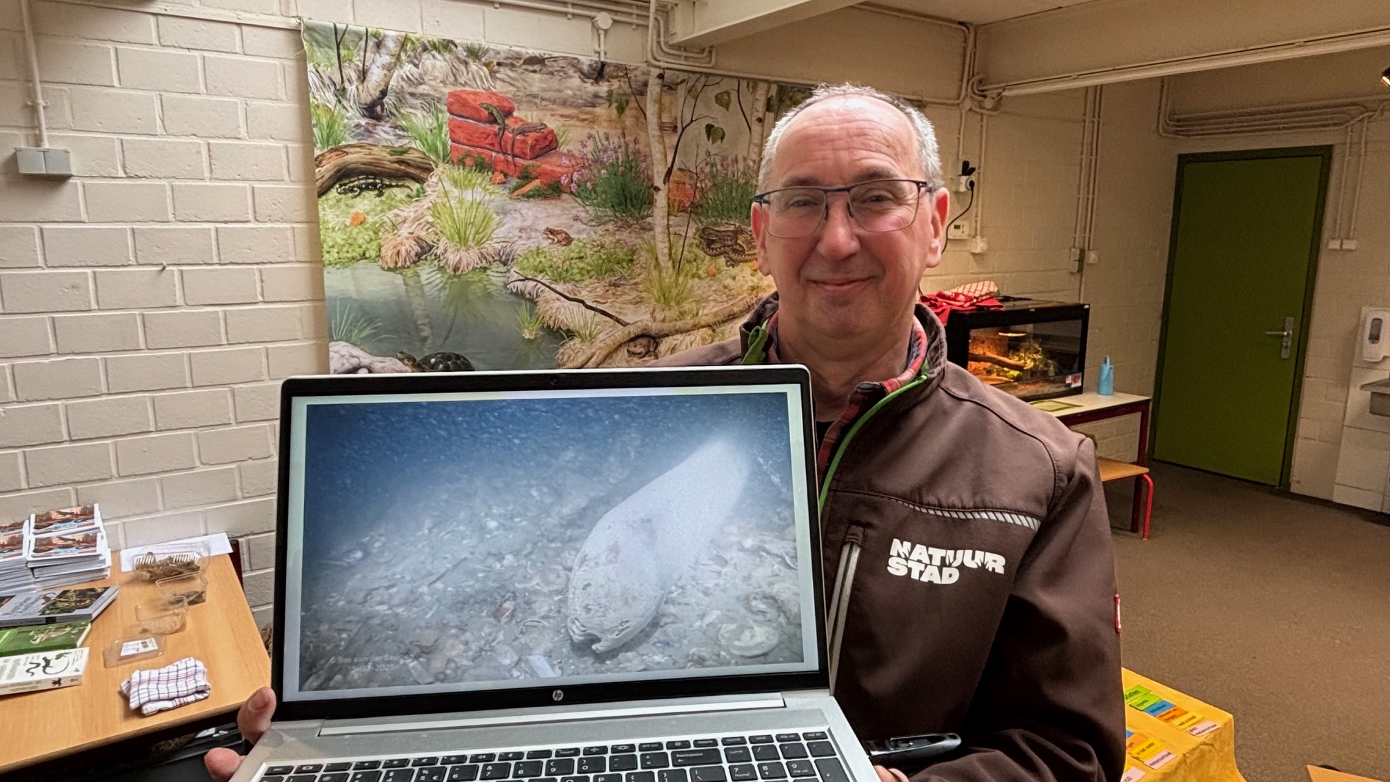 Duiker Bas ontdekt bijzonder verhaal achter walviskaak: 'Het is echt een jongensboek'