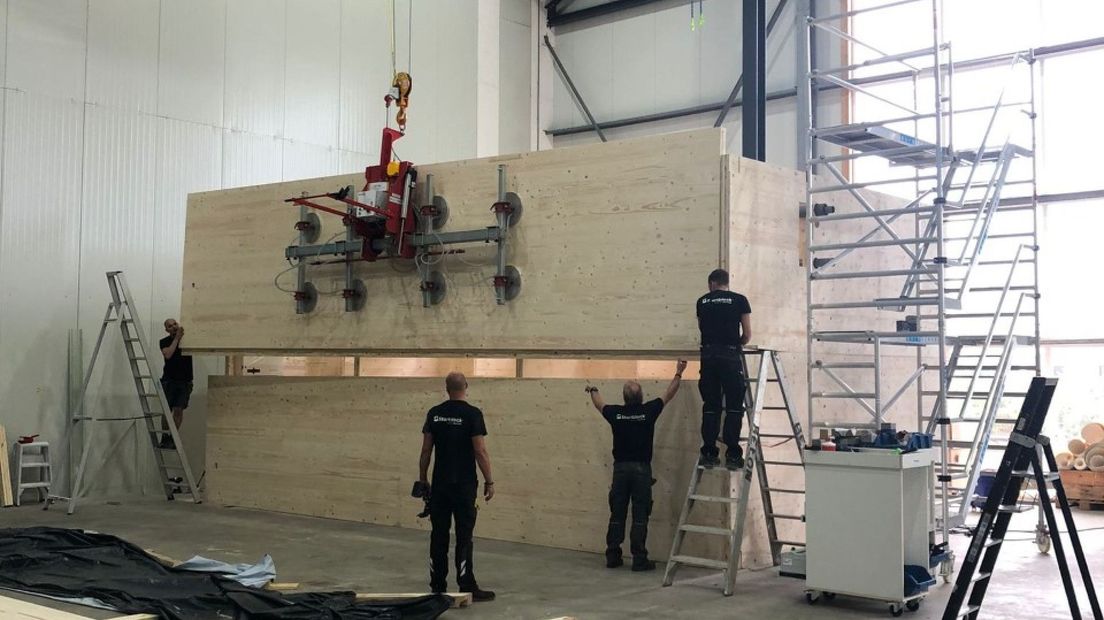 De prefab-woning in een loods in Emmeloord staat klaar voor transport