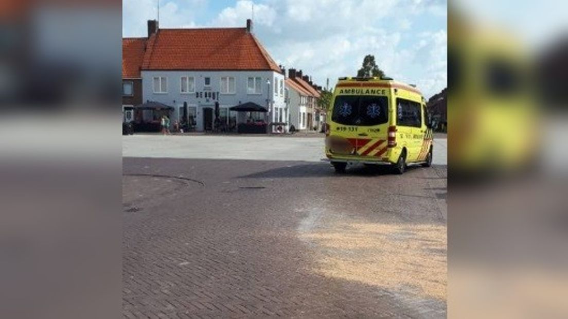 Bromfietser onderuit door graan op de weg, agent vraagt boeren aanhangwagens minder vol te laden