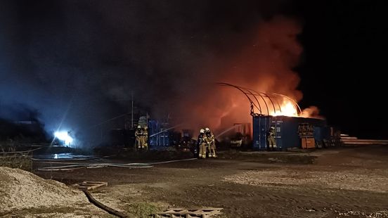 Loodsen in vlammen op • gewonde bij zware aanrijding. Loodsen in vlammen op • gewonde bij zware aanrijding.