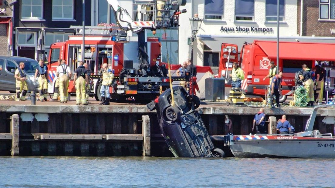 Brandweer takelt voertuig uit IJssel