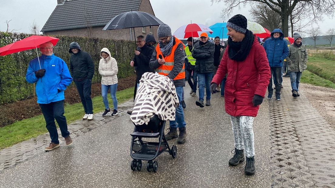 Het protest trok met een wandeling door het gebied.