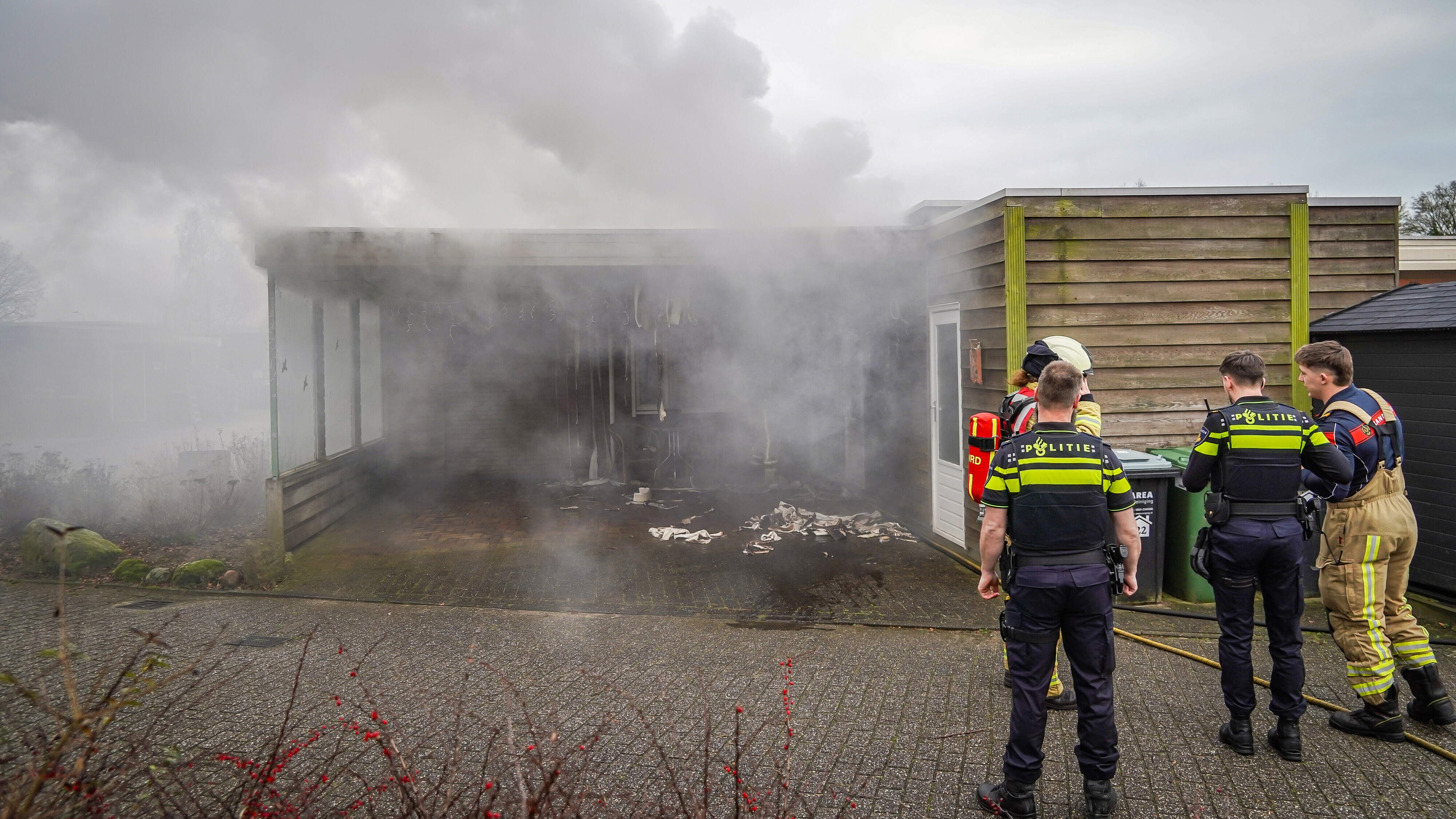 Veel zwarte rook bij woningbrand in Emmen