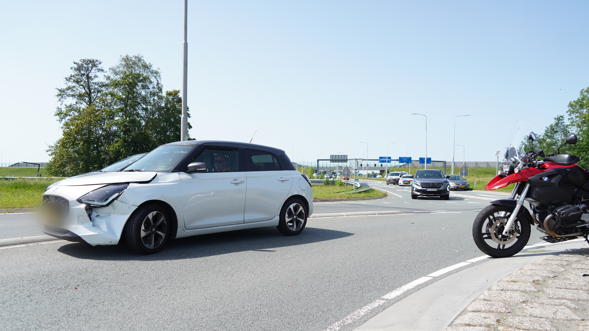 Een automobilist en motorrijder zijn op elkaar gebotst.