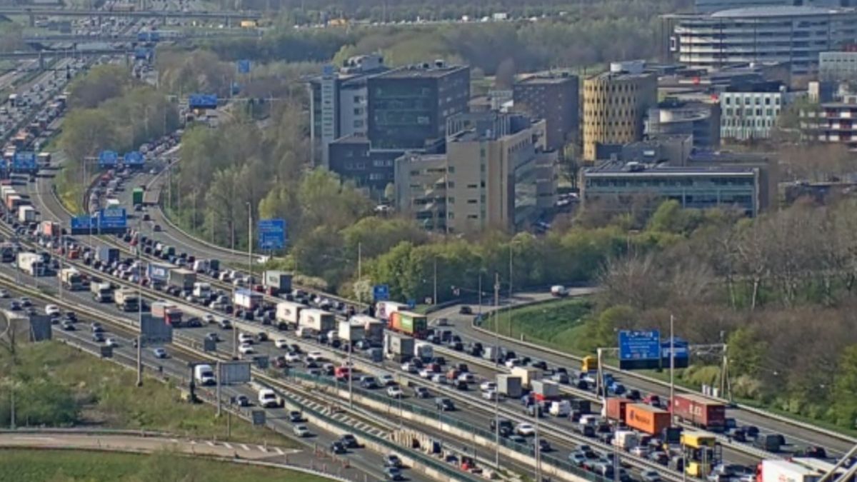 Ongeluk A12 eindigt in sloot: ruim een uur file