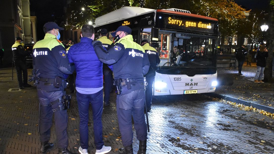 Demonstranten worden met bussen naar het politiebureau gebracht