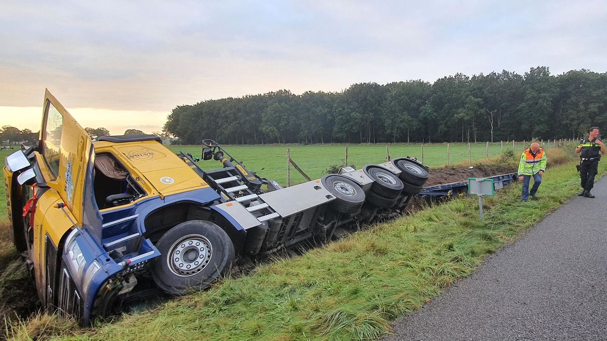 Vrachtwagen in de sloot bij Pesse, file op A28