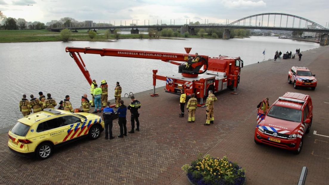 Een auto is vrijdagmiddag bij Arnhem de Rijn ingerold. De bestuurder ervan had mogelijk vergeten om de wagen op de handrem te zetten.