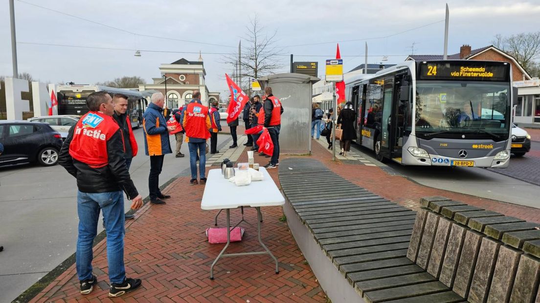 Stakende buschauffeurs op het station van Winschoten