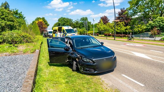 Auto en bestelbus botsen, kinderen nagekeken door ambulancepersoneel