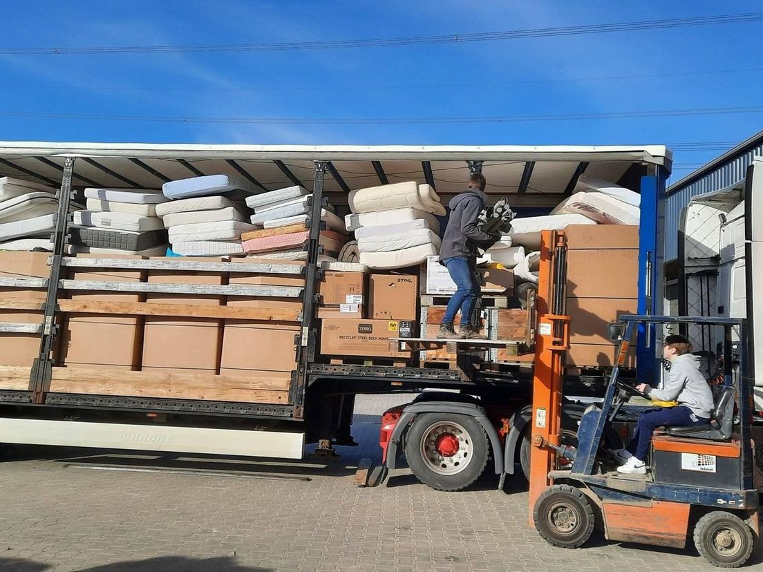 De eerste vrachtwagen, die inmiddels onderweg is naar de Oekraïne