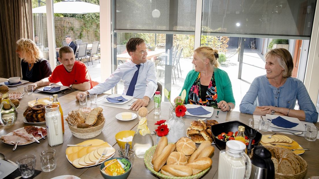 Premier Mark Rutte aan de lunch met bewoners, personeel en familie bij de GGZ-instelling Zeeuwse Gronden