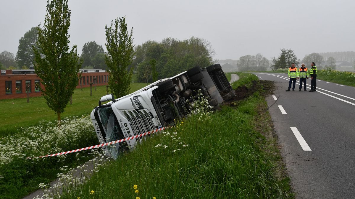 Vrachtwagen met aardappels gekanteld op N286 bij Scherpenisse, weg nog uren dicht