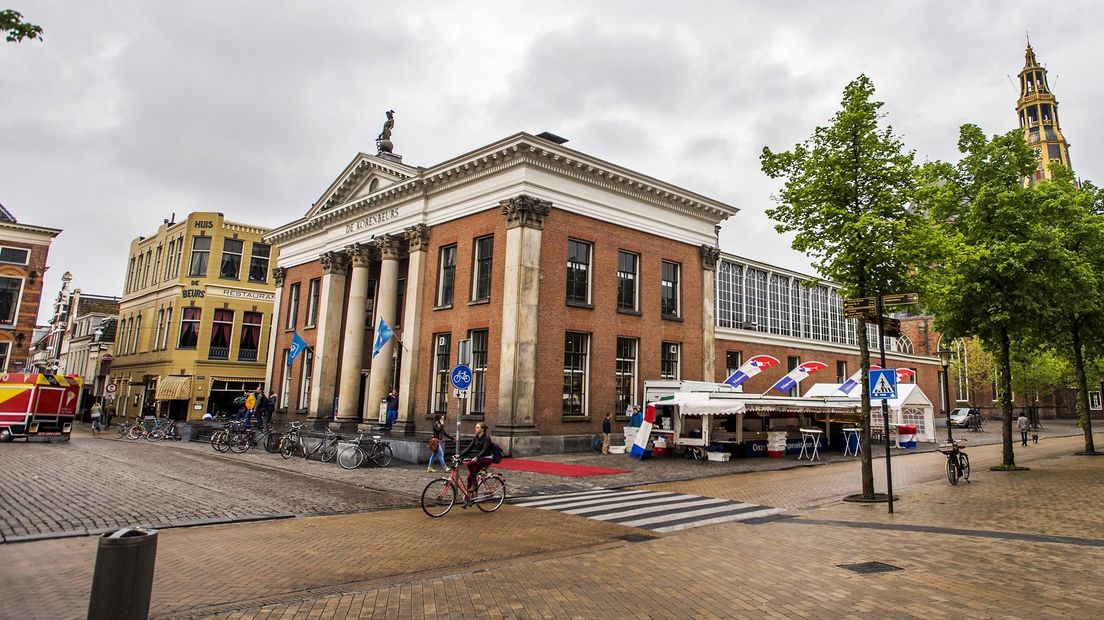 Het beeld Mercurius op de Korenbeurs in Stad heeft in het stuk een opmerkelijke rol