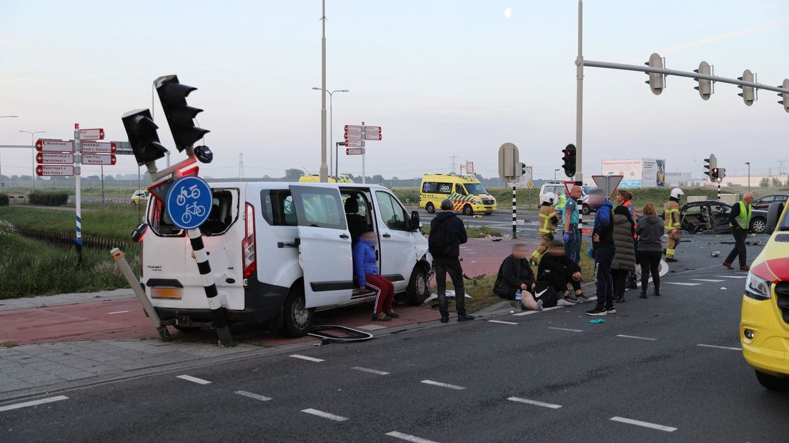 Het bestelbusje kwam tegen een paal tot stilstand