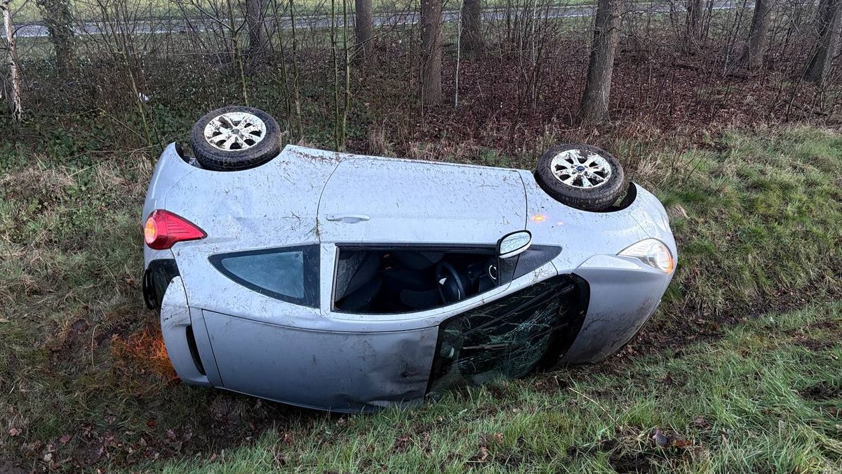Auto belandt in sloot op N34 bij Gramsbergen