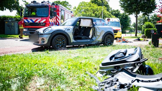 Deur uit auto na aanrijding. Deur uit auto na aanrijding.