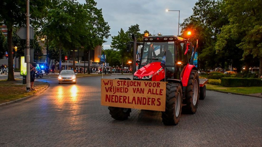 Boeren reden donderdagavond het Keizer Karelplein op.