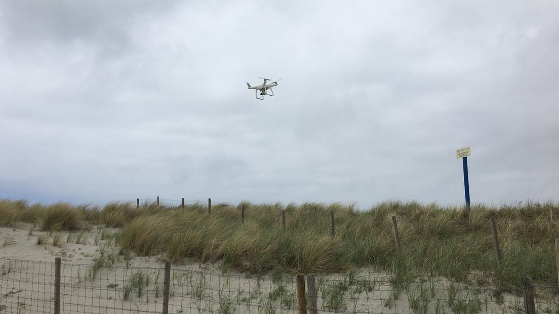 Een drone boven de duinen 