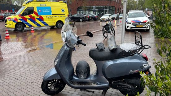 Ongeval tussen scooter en auto in Deventer. Ongeval tussen scooter en auto in Deventer.