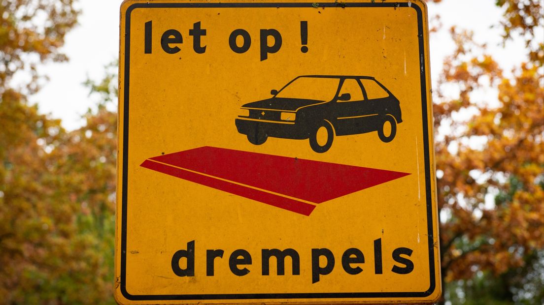 Een waarschuwingsbord voor een drempel