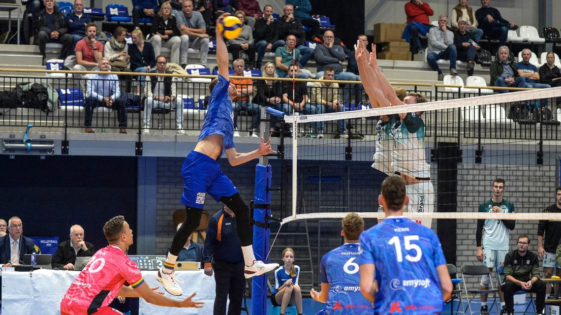 Ryan Coenen slaat de bal over het blok van Orion