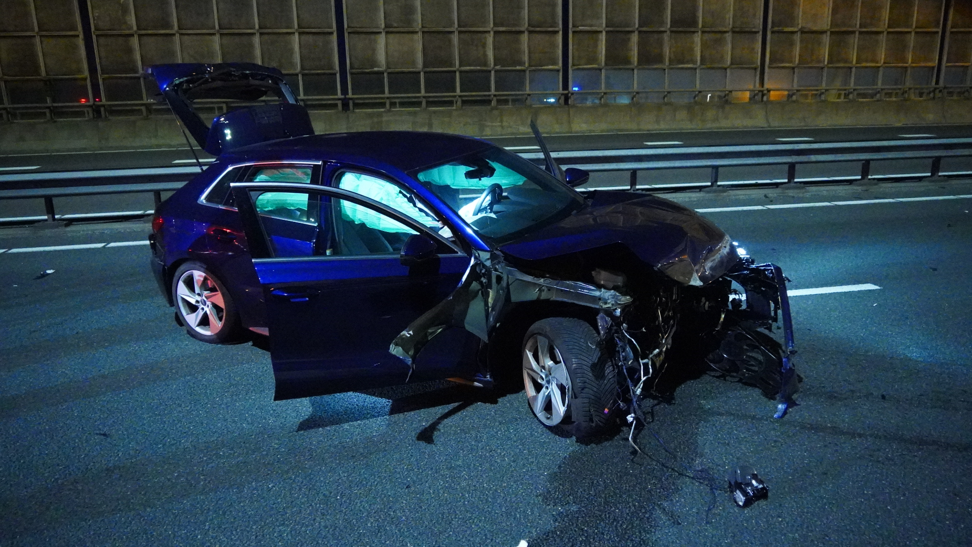 De voorkant van de auto is compleet beschadigd
