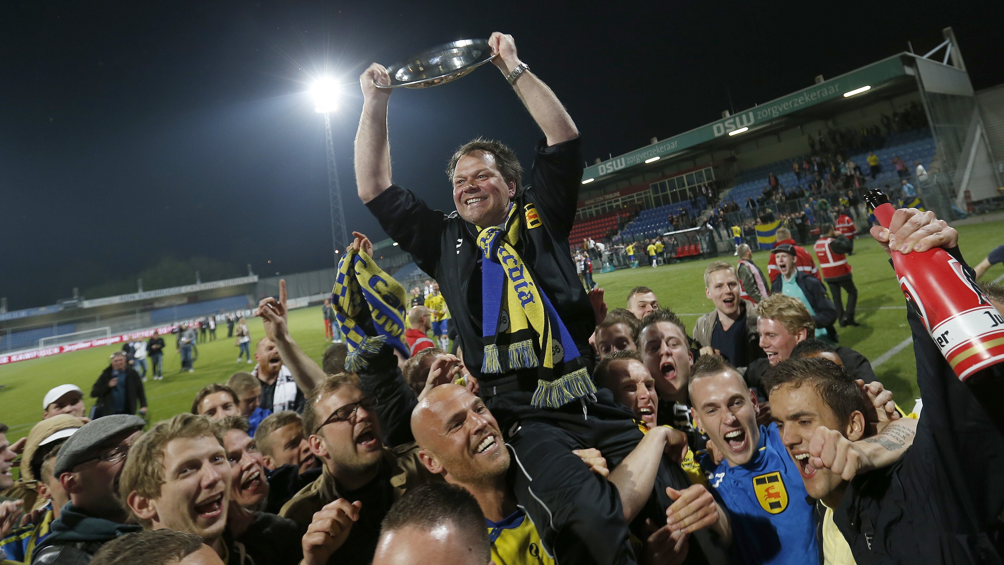Cambuur is kampioen (en wie heel goed zoekt, ziet Geert van Tuinen ook op deze foto staan)