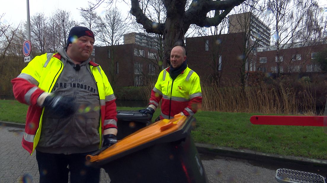 Edo aan het werk als vuilnisman.