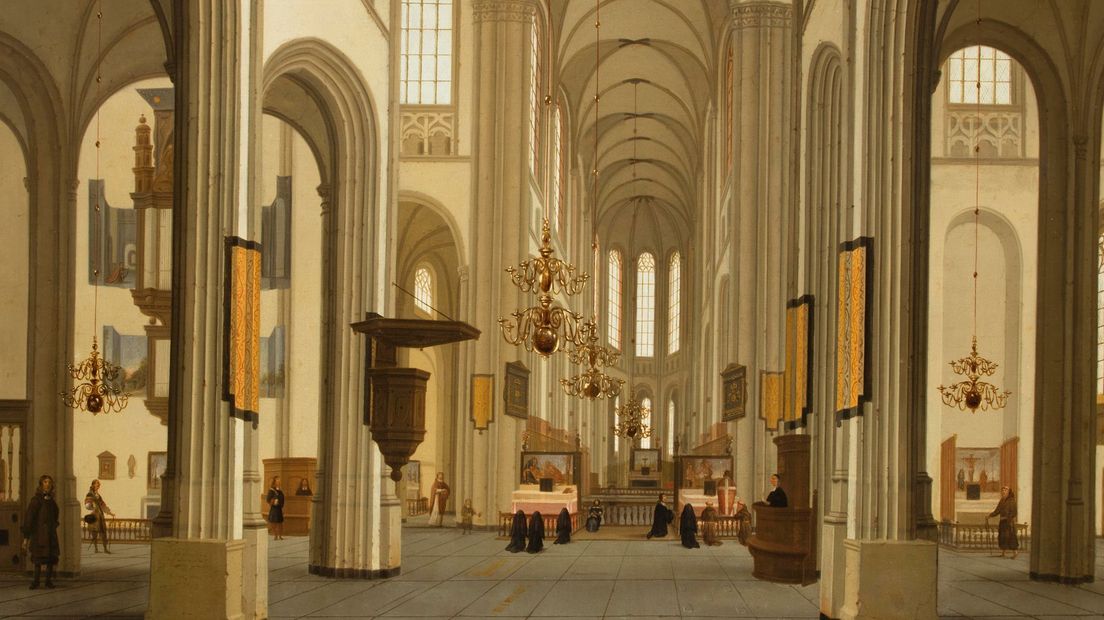 Het vorige orgel links hing achter de pilaar