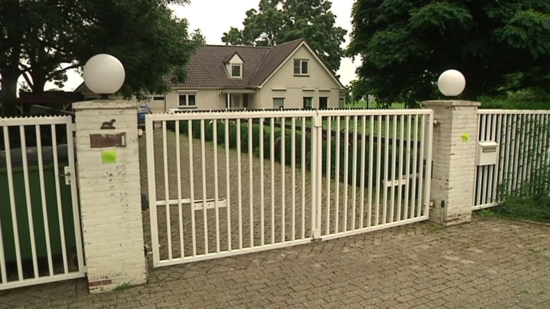 De toegangspoort in Woerden, waar voorheen de fokkerij zat.