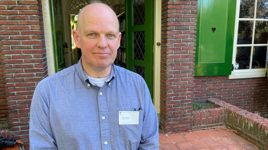 Pieter 't Hart voor zijn woning in Stedum