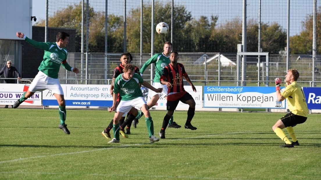 Vincenzo Lorello kopt de 1-1 in voor De Meeuwen