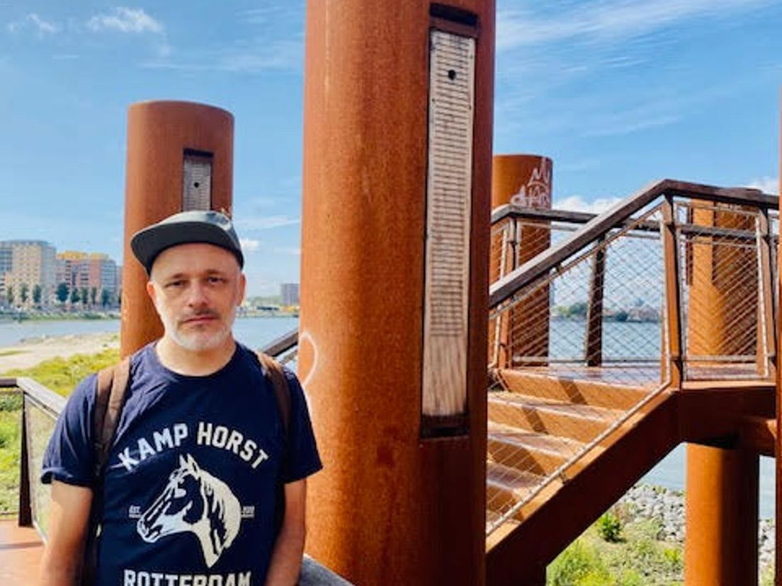 Kunstenaar Johan Kleinjan op het Eiland van Brienenoord, een natuureiland waar de stad nooit ver weg is