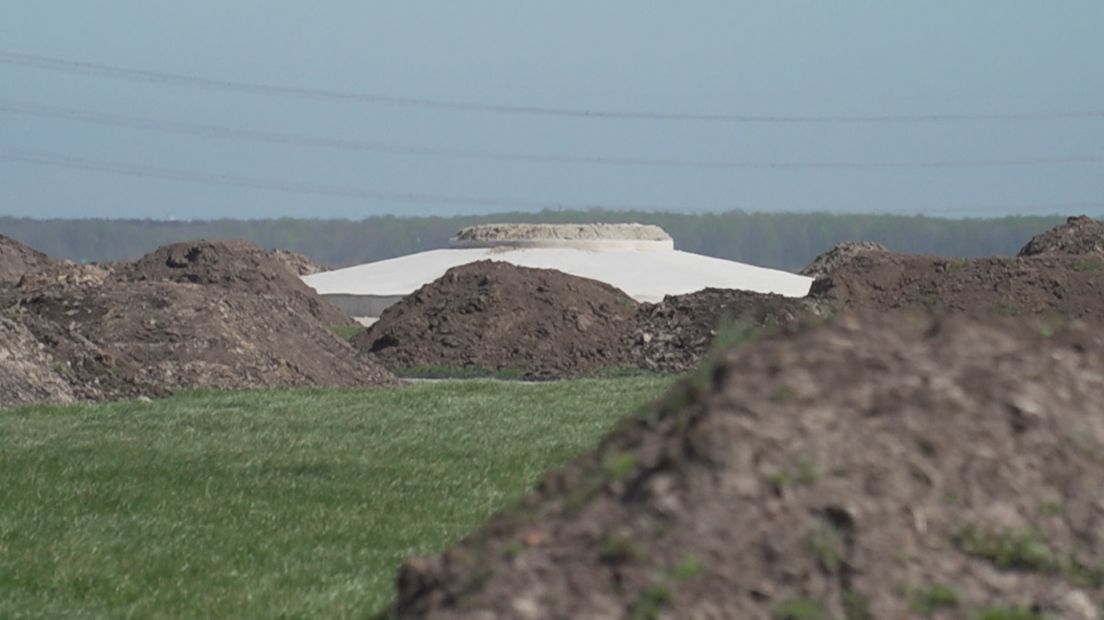 De fundering van een windturbine langs de N33