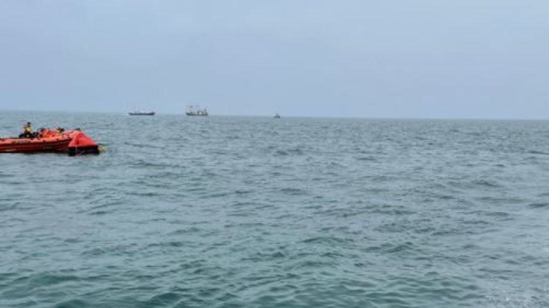 De kotter uit Urk zonk afgelopen week, de bemanning klom op een reddingsvlot