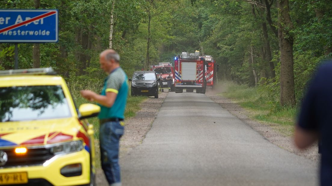 Meerdere brandweerauto's staan klaar om ingezet te worden