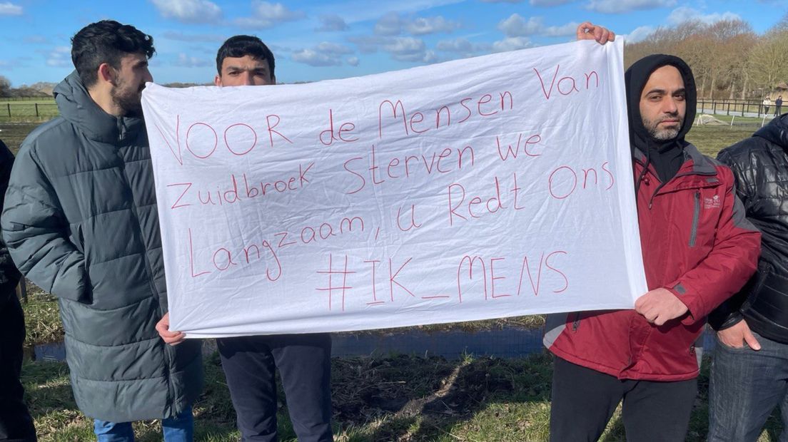 Een van de spandoeken tijdens de actie in Zuidbroek